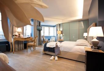 Le Kl  ber H  tel allows 18 year olds to book a room