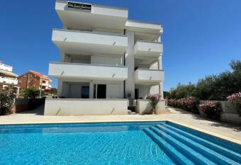 Villa Sendi luxury with a pool allows 18 year olds to book a room