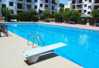 Apartamento en Calella de Palafrugell con vistas al mar, piscina y terraza has rooms with a private hot tub