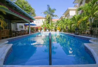 Rayon Hotel allows 18 year olds to book a room