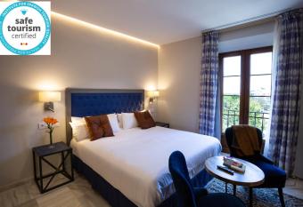 Plazuela del Carb  n Suites has Balcony rooms