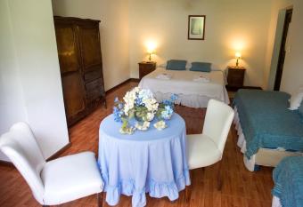 Hostal El Cerrito San Lorenzo allows 18 year olds to book a room