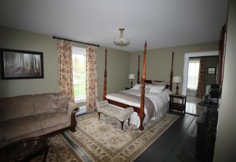 Maplehurst Manor Bed and Breakfast has Balcony rooms
