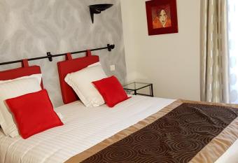 Hotel Robic - Salles de s  minaires & Bar allows 18 year olds to book a room