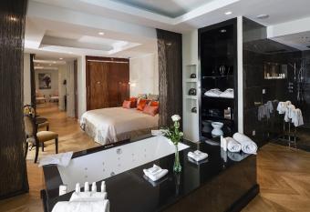 Le Pigonnet - Esprit de France has Balcony rooms