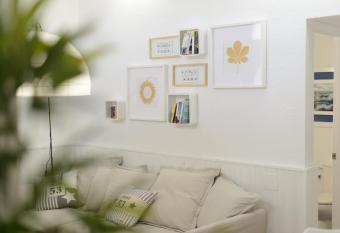 ACOGEDORA CASITA CERCA DEL MAR allows 18 year olds to book a room