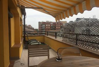   tico en el centro de Logro  o allows 18 year olds to book a room