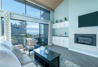 Oceanview Escape at Birch Bay with indoor Pool & Hot Tub has rooms with a private hot tub