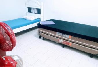 Donna Nen   Hospedaria I allows 18 year olds to book a room