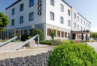 Hotel Parsberg allows 18 year olds to book a room