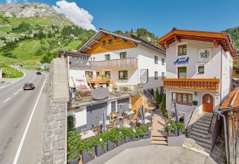 Haus Flexen has Balcony rooms