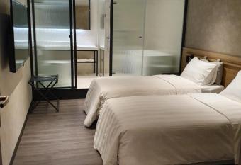 City Suites - Taoyuan Station allows 18 year olds to book a room