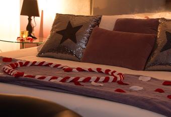 Le Gourguillon has Balcony rooms