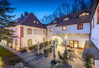 Residence Hlubok   allows 18 year olds to book a room