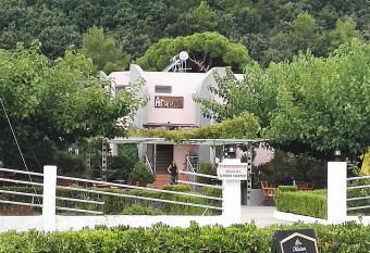 Agyra Studios allows 18 year olds to book a room