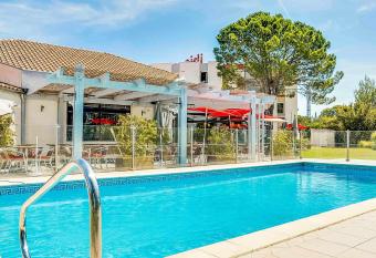 ibis Salon de Provence allows 18 year olds to book a room