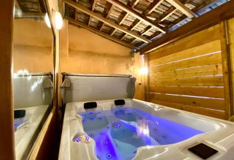 Patio, Jacuzzi Professionnel, Table de Massage, Climatis  , Le Cocon de Pedro allows 18 year olds to book a room
