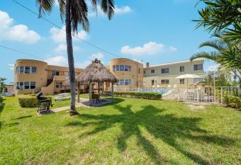 Hollywood Beach Seaside allows 18 year olds to book a room