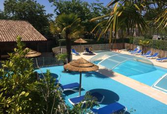 Appartement Ar  s -    900m du Bassin has Balcony rooms