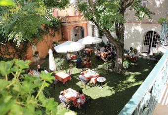 H  tel du Fiacre allows 18 year olds to book a room