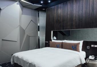 Birdman Motel has rooms with a private hot tub