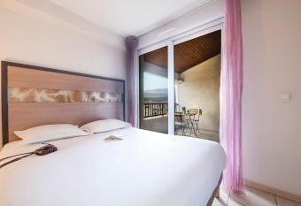 Garden & City Aix En Provence - Rousset allows 18 year olds to book a room