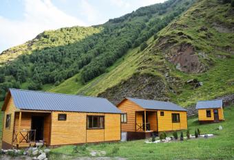 Gergeti Woods has rooms with a private hot tub