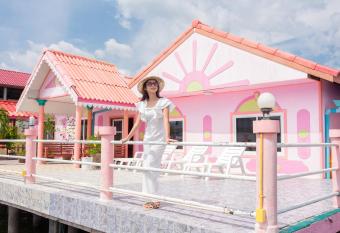 Jamesbond Bungalow Koh Panyee has Balcony rooms