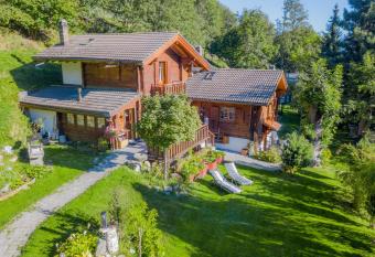 Chalet Les Rindes has Balcony rooms