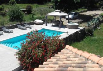 frederique lavande bleue allows 18 year olds to book a room