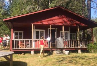 Cozy Cottage in the Woods, near Dyreparken in Kristiansand, Lake Lolandsvannet allows 18 year olds to book a room