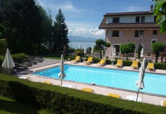 L Oasis allows 18 year olds to book a room