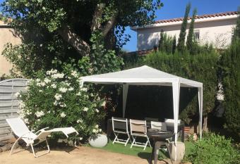 CHEZ NATH ET STEPH allows 18 year olds to book a room