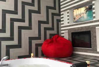 M&P VIP Appartments in Arkadia has rooms with a private hot tub