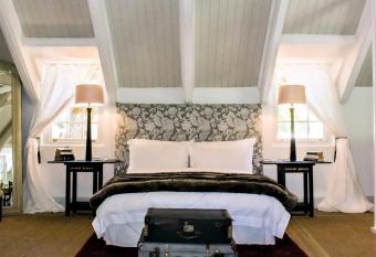 Cafe Felix & Old Oak Manor has Balcony rooms