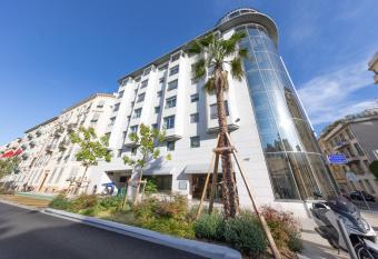 Goldstar Apartments & Suites allows 18 year olds to book a room