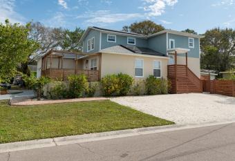 CASA TRANQUILA - 3 bed 2 bath upper story apartment allows 18 year olds to book a room