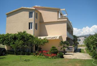 Apartaments Queen has Smoking/Balcony rooms