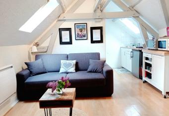 G  te Le Cocon Ay-Champagne allows 18 year olds to book a room