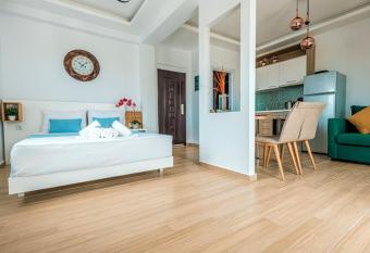 Design Suites Efharis (Chateau) has Balcony rooms