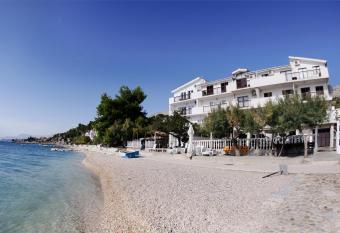 Apartments Petri  evi   has Balcony rooms