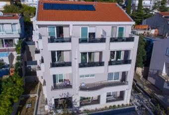 Apartments Medvidovic has Balcony rooms