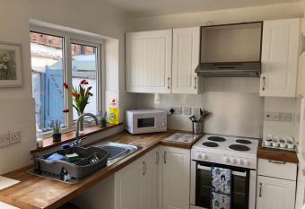 Cobblers Cottage has Balcony rooms