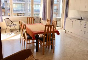 Koksijde-bad de block zeelaan C6 allows 18 year olds to book a room