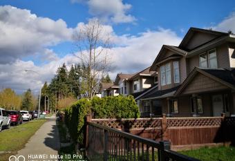 Coquitlam center, comfortable home, walking to skytrain has Balcony rooms
