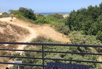 Les pieds dans le sable has Balcony rooms