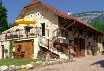 Les Grands Champs has Balcony rooms