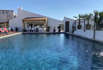 H  tel du Pont Blanc allows 18 year olds to book a room