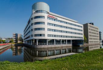 Hampton by Hilton Amsterdam Airport Schiphol allows 18 year olds to book a room