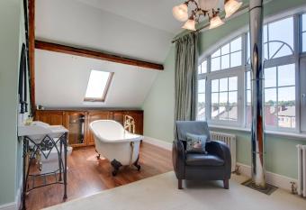 Carnegie Library: Shakespeare Apartment 3 Bedroom has Balcony rooms